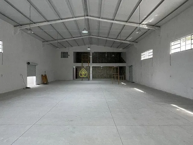 Galpão / Barracão com 600m², para alugar, no bairro Centro em Porto Real