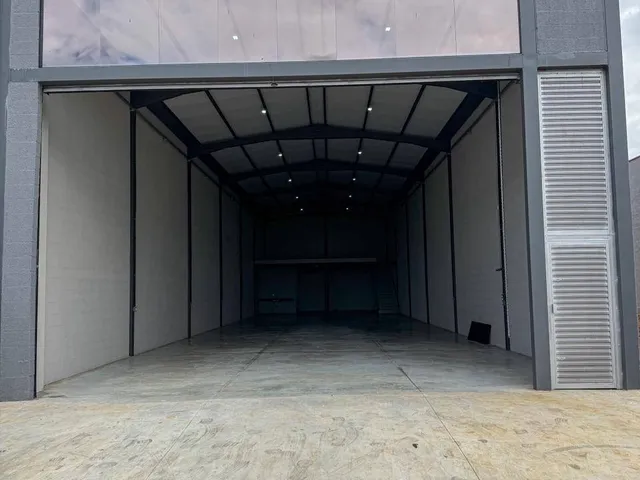 Foto do Galpão / Barracão - Galpão comercial em região estratégica – alto fluxo e fácil acesso local ideal para o seu negócio. | Evoluir Gestão Imóveis