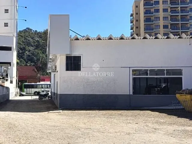 Galpão / Barracão com 156m², para alugar, no bairro Várzea em Teresópolis