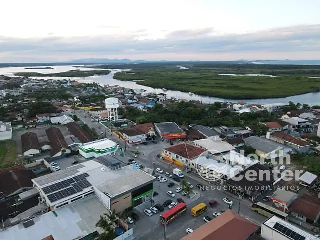 Galpão / Barracão com 700m², à venda, no bairro Centro em Balneário Barra do Sul