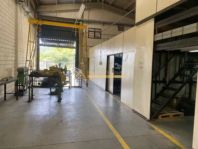 Galpão / Barracão com 450m², para alugar, no bairro Chácaras Santa Martha em Várzea Paulista