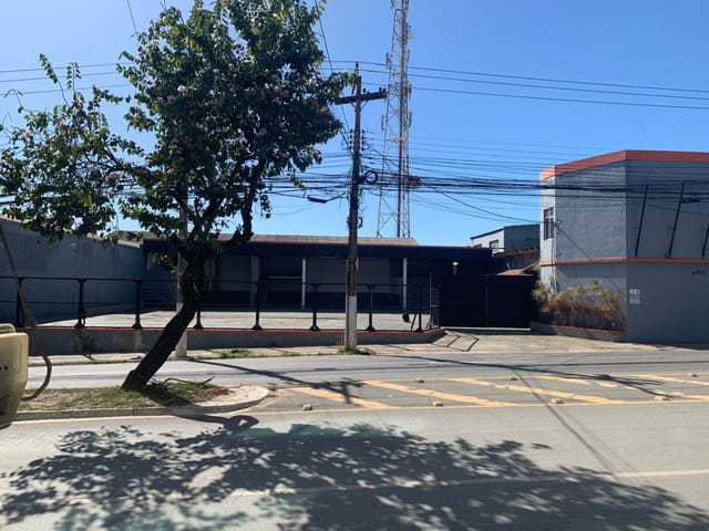 Galpão / Barracão com 1000m², à venda, no bairro Granja dos Cavaleiros em Macaé