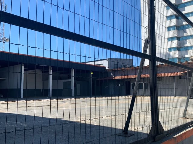 Galpão / Barracão com 1000m², à venda, no bairro Granja dos Cavaleiros em Macaé