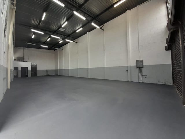 Foto do Galpão / Barracão - Ótimo Galpão com 200 M², Pé Direito 7 M², entrada lateral para carga e descarga  para locação, localizado no Jardim Petrópolis, Goiânia, GO | Federal Imóveis