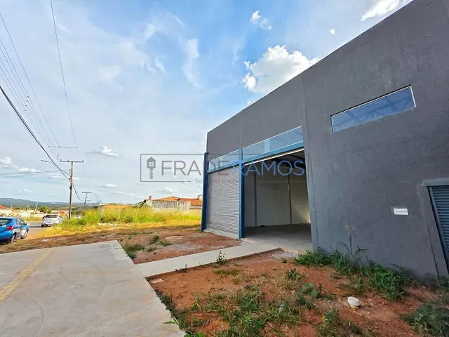 Galpão / Barracão com 320m², para alugar, no bairro Retiro do Bosque em Aparecida de Goiânia