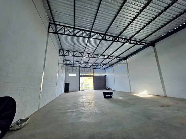 Galpão / Barracão com 320m², para alugar, no bairro Retiro do Bosque em Aparecida de Goiânia