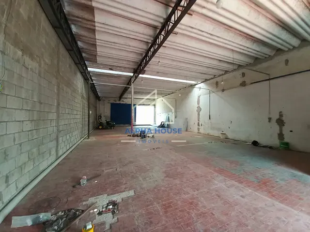 Galpão / Barracão com 304m², à venda, no bairro Jardim Rosely em Pindamonhangaba
