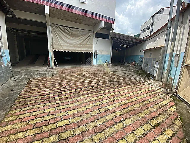Galpão / Barracão com 350m², para alugar, no bairro Democrata em Juiz de Fora