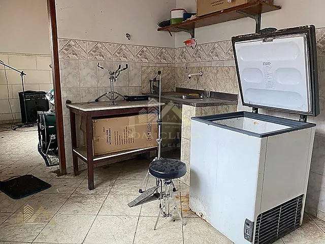 Galpão / Barracão com 350m², para alugar, no bairro Democrata em Juiz de Fora