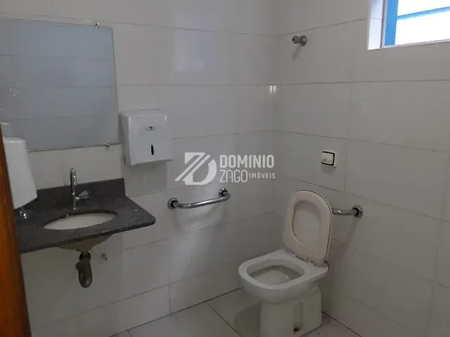 Galpão / Barracão com 560m², à venda ou para alugar, no bairro Conjunto Manoel Mendes em Uberaba