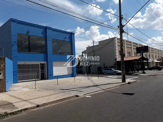 Galpão / Barracão com 560m², à venda ou para alugar, no bairro Conjunto Manoel Mendes em Uberaba