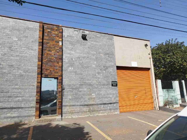 Galpão / Barracão à venda, no bairro Setor São José em Goiânia