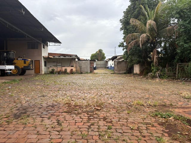 Galpão / Barracão com 1000m², para alugar, no bairro Indústrias Leves em Londrina