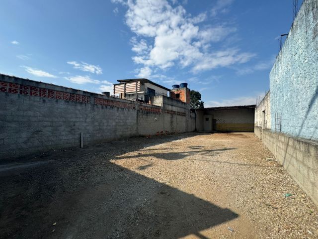 Galpão / Barracão com 500m², para alugar, no bairro Vila São Benedito em Pindamonhangaba