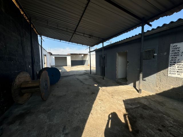 Galpão / Barracão com 500m², para alugar, no bairro Vila São Benedito em Pindamonhangaba