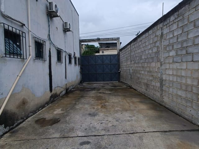 Galpão / Barracão com 1056m², à venda, no bairro Vila Valqueire em Rio de Janeiro