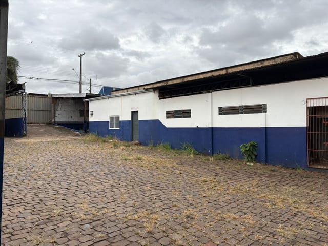 Galpão / Barracão com 1000m², para alugar, no bairro Indústrias Leves em Londrina