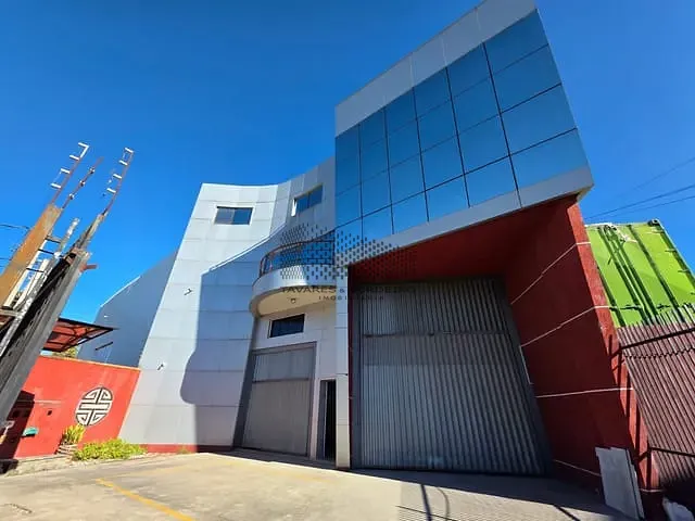 Galpão / Barracão com 2720m², para alugar, no bairro Uberaba em Curitiba