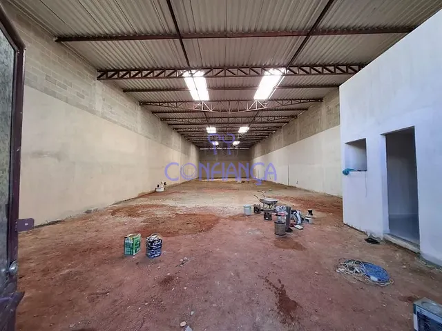 Galpão / Barracão com 650m², para alugar, no bairro Nova Piam em Belford Roxo