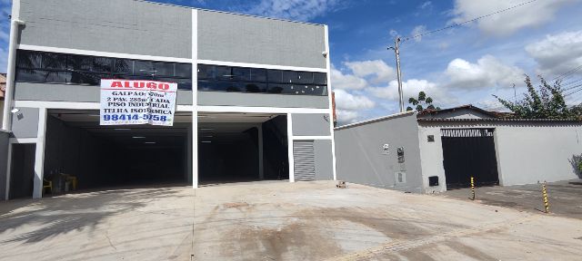 Galpão / Barracão com 570m², para alugar, no bairro Jardim Mariliza em Goiânia