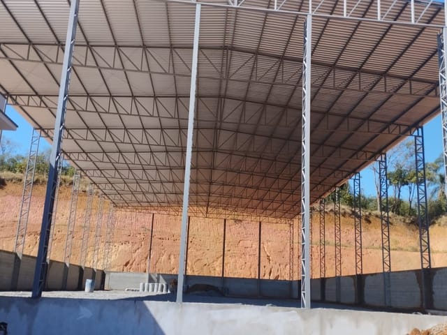 Galpão / Barracão com 8500m², para alugar, no bairro Água Comprida em Água Comprida