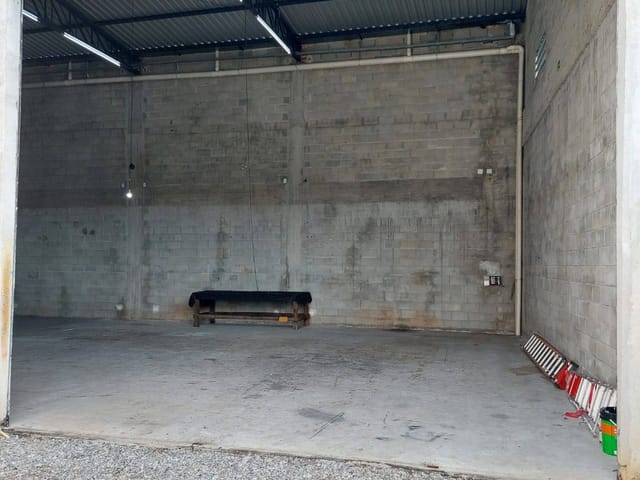 Foto do Galpão / Barracão - ** GALPÃO PARA LOCAÇÃO 490m² ÁREA TOTAL COM PÉ DIREITO ALTO DE 7m ** | Rocha Marqueze Imóveis