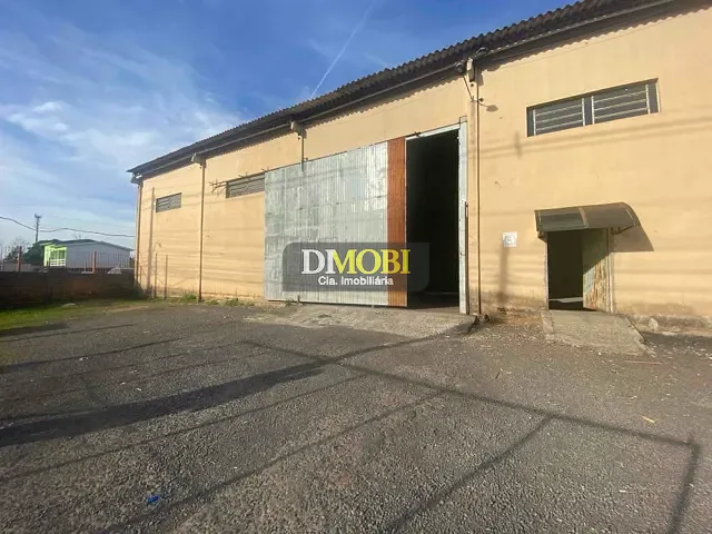 Galpão / Barracão com 750m², para alugar, no bairro Distrito Industrial em Cachoeirinha