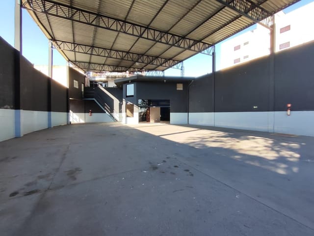 Galpão / Barracão com 709m², para alugar, no bairro Jardim Cristina em Pindamonhangaba
