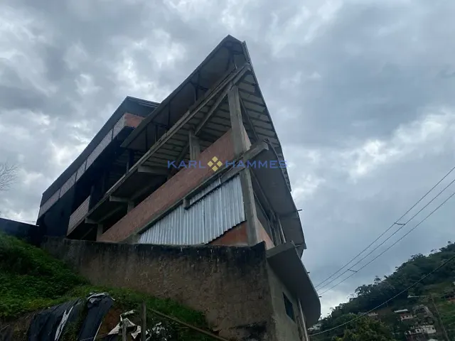 Galpão / Barracão à venda, no bairro Cascatinha em Petrópolis