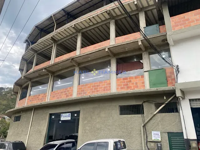 Galpão / Barracão à venda, no bairro Cascatinha em Petrópolis