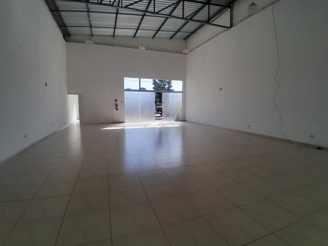 Galpão / Barracão com 250m², para alugar, no bairro Jardim das Hortênsias em São João da Boa Vista