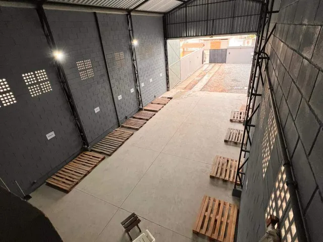 Galpão / Barracão com 210m², para alugar, no bairro Verdes Mares em Rio das Ostras
