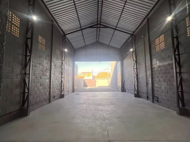 Galpão / Barracão com 210m², para alugar, no bairro Verdes Mares em Rio das Ostras