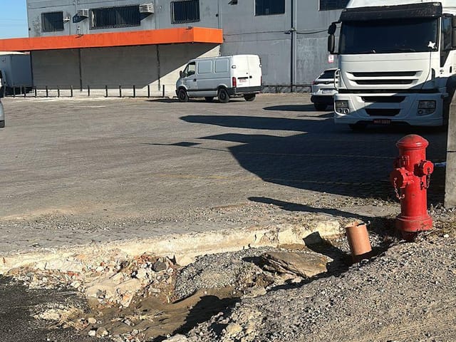 Galpão / Barracão com 1800m², para alugar, no bairro Salseiros em Itajaí