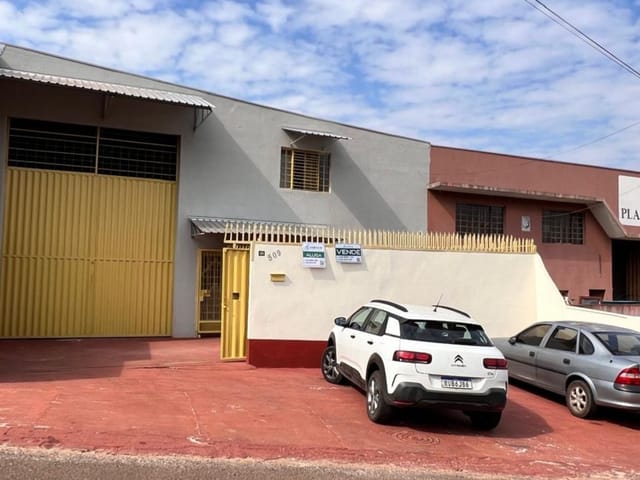 Galpão / Barracão com 419m², para alugar, no bairro Vila Santa Helena em Apucarana