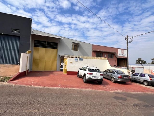 Galpão / Barracão com 419m², para alugar, no bairro Vila Santa Helena em Apucarana