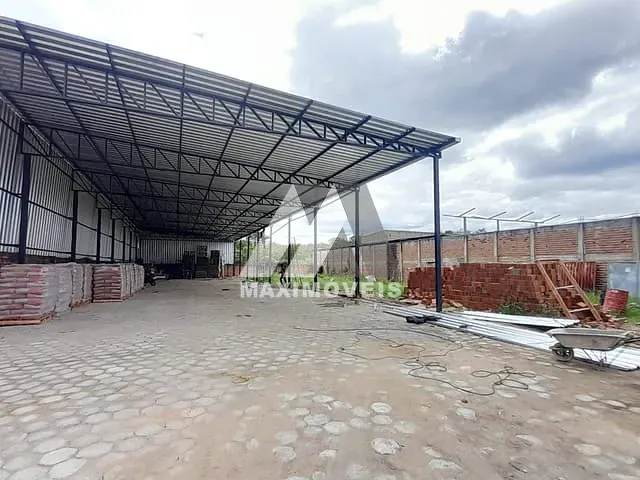 Galpão / Barracão à venda ou para alugar, no bairro Pantanal em Araçuaí