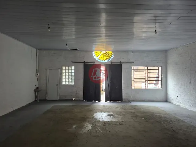 Galpão / Barracão com 100m², para alugar, no bairro Rio Branco em Porto Alegre