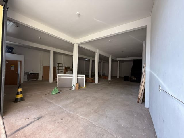 Galpão / Barracão com 300m², para alugar, no bairro Parque Residencial Manela em Cambé