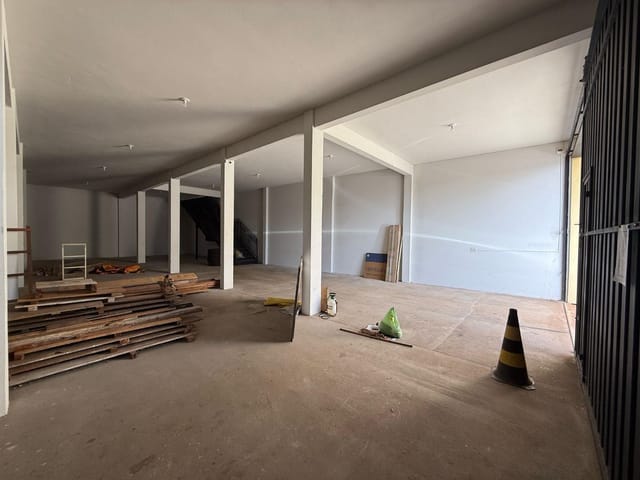 Galpão / Barracão com 300m², para alugar, no bairro Parque Residencial Manela em Cambé
