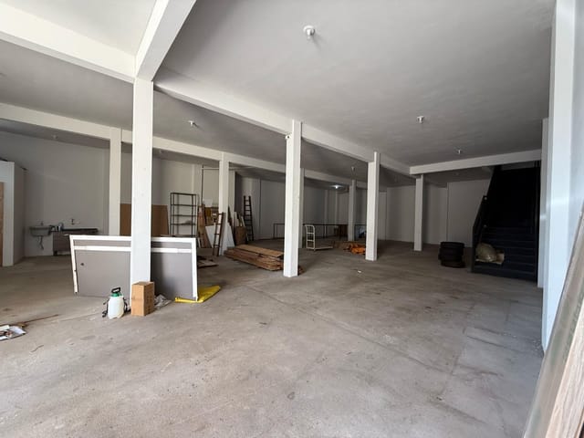 Galpão / Barracão com 300m², para alugar, no bairro Parque Residencial Manela em Cambé