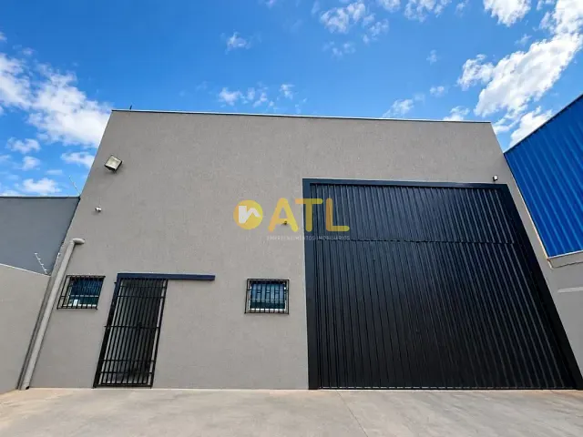 Galpão / Barracão com 356m², para alugar, no bairro Jardim Guaporé em Ourinhos