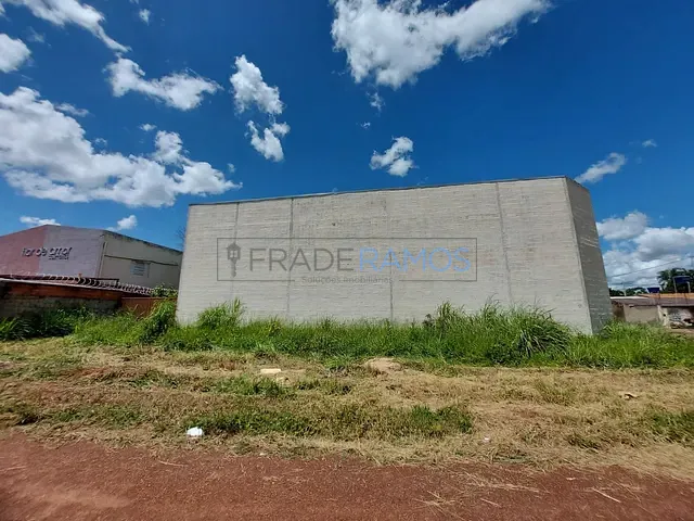 Galpão / Barracão com 732m², para alugar, no bairro Vila Delfiori em Aparecida de Goiânia