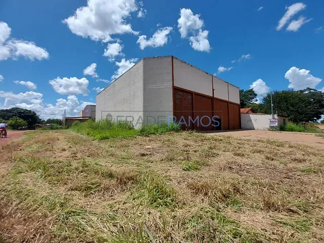 Galpão / Barracão com 732m², para alugar, no bairro Vila Delfiori em Aparecida de Goiânia