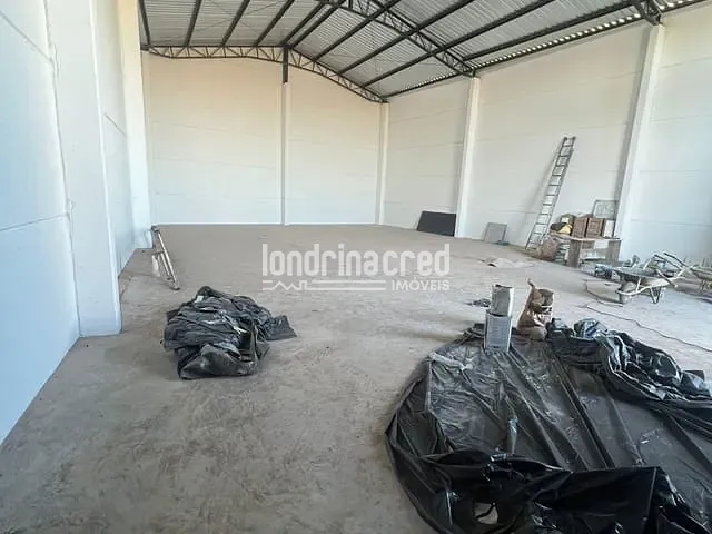 Galpão / Barracão com 250m², para alugar, no bairro Roseira em Londrina