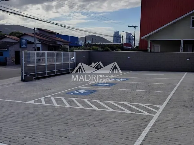 Galpão / Barracão com 600m², para alugar, no bairro Rio Caveiras em Biguaçu