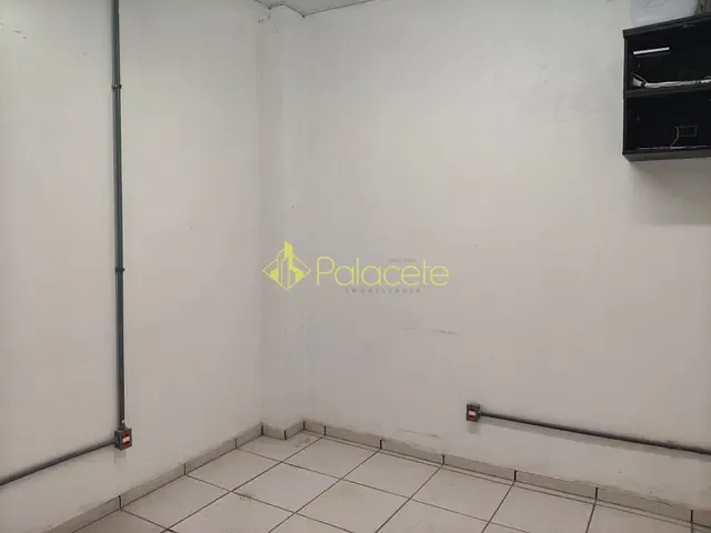Galpão / Barracão com 2500m², para alugar, no bairro Jardim Cristina em Pindamonhangaba