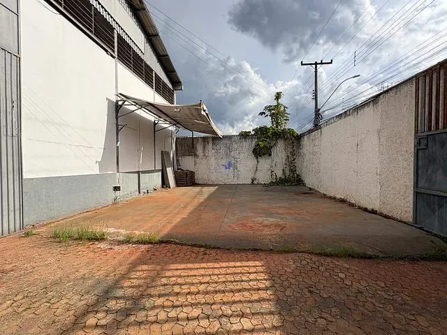 Galpão / Barracão com 1000m², para alugar, no bairro Zona Industrial em Brasília