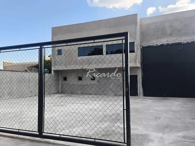 Galpão / Barracão com 1000m², para alugar, no bairro Vila Triângulo em Arapongas