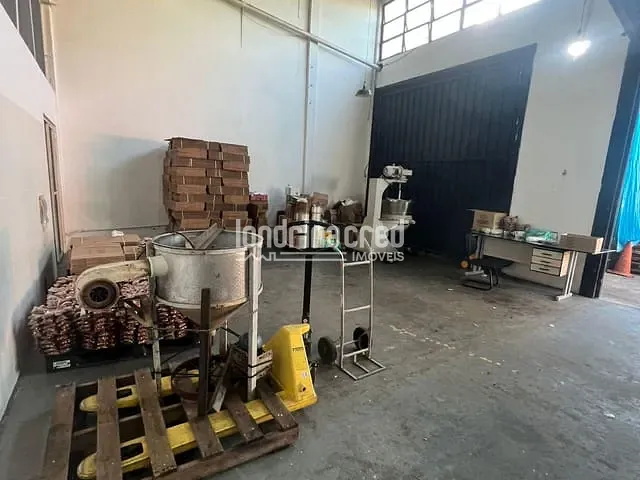 Galpão / Barracão com 400m², para alugar, no bairro Parque Residencial Joaquim Toledo Piza em Londrina